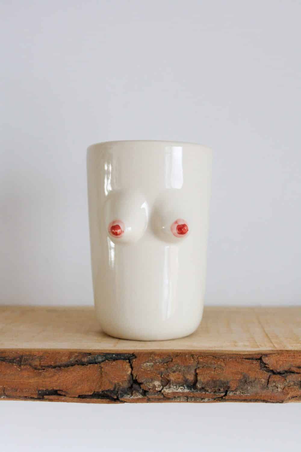 Vaso de cerámica con pechos