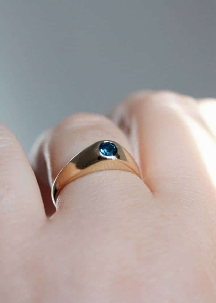 Sello de oro y zafíro