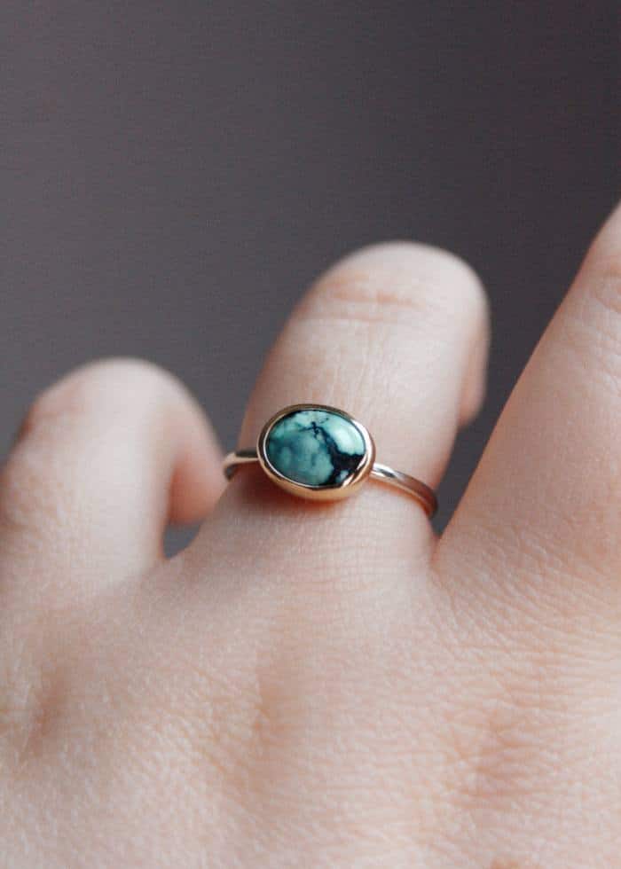 Anillo de plata, oro y calcosiderita (talla 13.5)