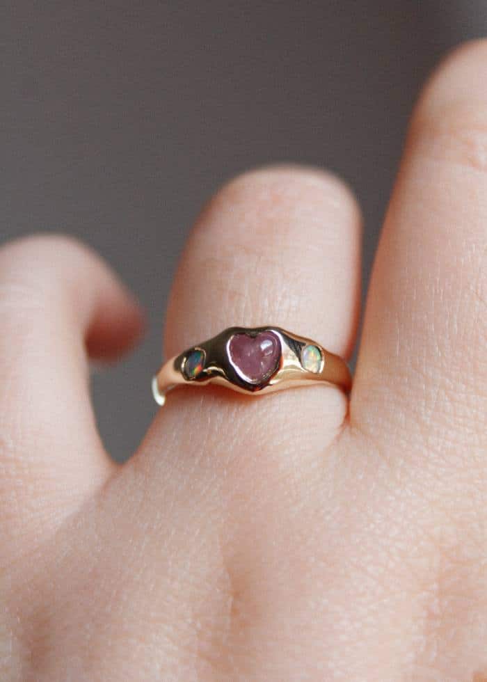 Anillo de oro, zafiro y ópalos (talla 13.5-15.5)