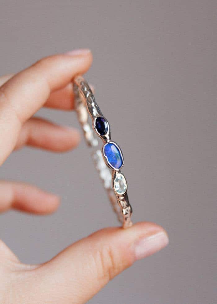 Pulsera rígida, plata, ópalo, iolita y topacio